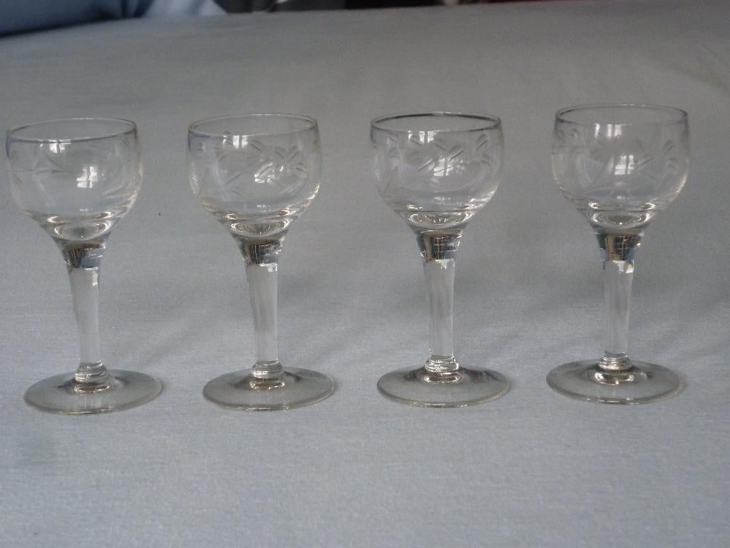 4 Likeurglaasjes met Bladmotief, Verre ou Verres, Enlèvement ou Envoi, Comme neuf, Verre
