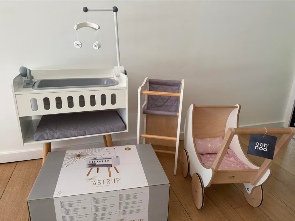 Houten poppenspeelgoed- commode incl bad,stoel, buggy, Ophalen