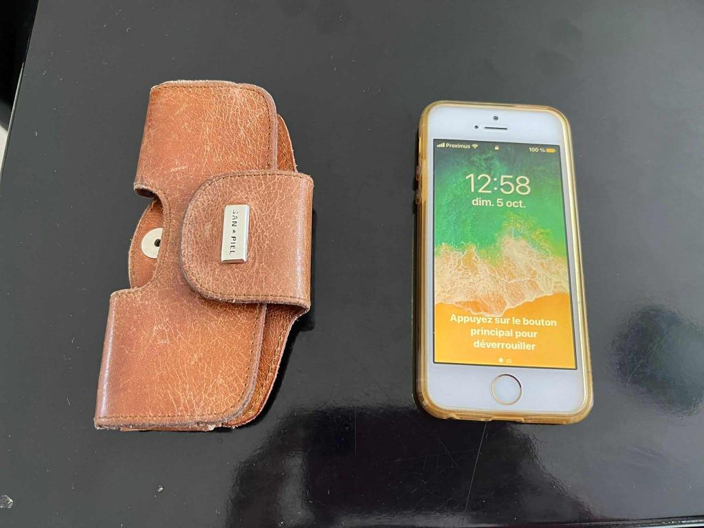 Iphone SE 2016 avec deux coques et un étui en cuir., Telecommunicatie, Mobiele telefoons | Hoesjes en Screenprotectors | Apple iPhone