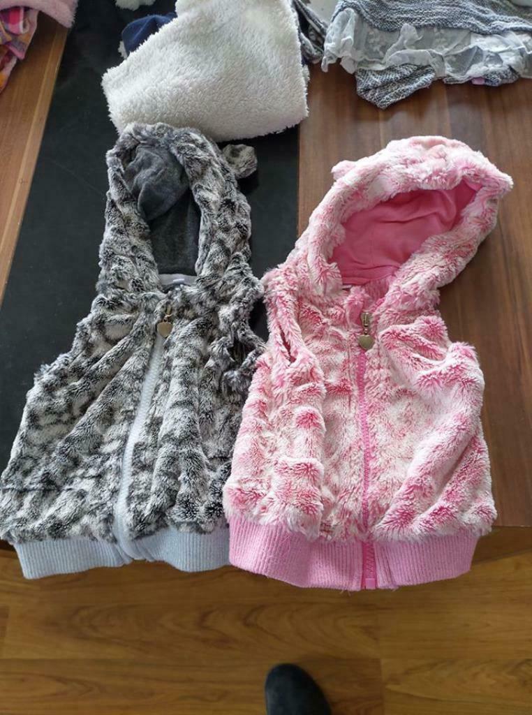 Lot de 2 pulls sans manche taille 80, Enlèvement ou Envoi, Comme neuf, Fille, Pull ou Veste