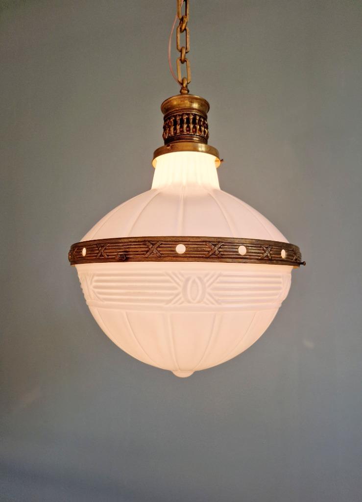Grande suspension Art Déco en verre laiteux et laiton,1920, Enlèvement ou Envoi