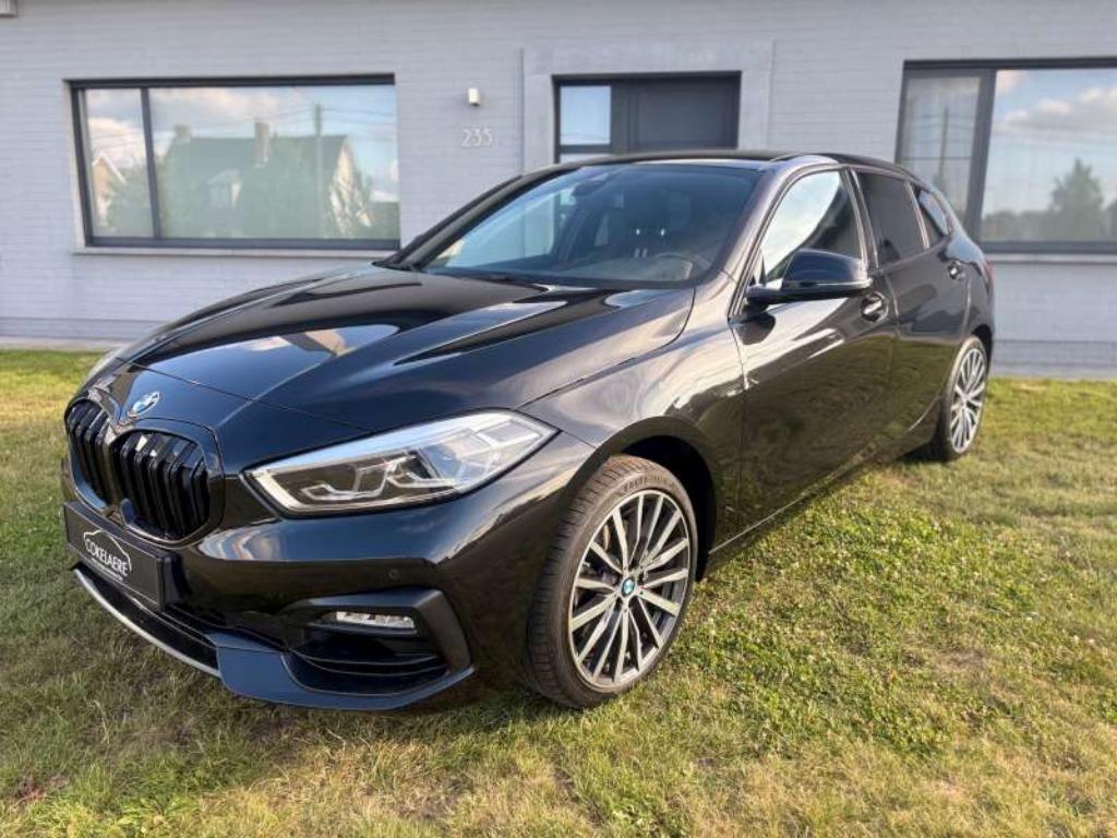 BMW 118i SportLine LED/Navi/AutAirco/PDC/CarPlay/DAB/18"M, Auto's, BMW, Voorwielaandrijving, 1 Reeks, Leder en Stof, Zwart