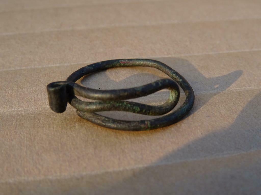 Bodemvondst Keltische ring / hanger 400-200 voor Christus, Overige materialen, Gebruikt, 19 tot 20, Zwart