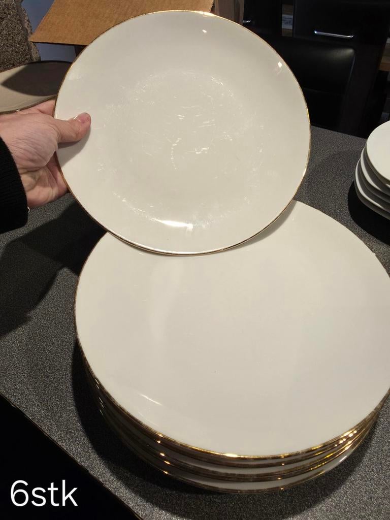 6 Witte platte borden met gouden rand, Huis en Inrichting, Ophalen