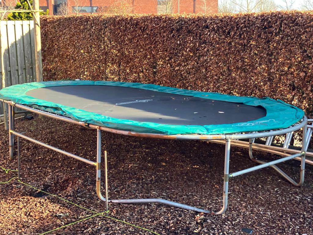 Trampoline 4.20x2.40m met palen voor net.voor 40euro, Enlèvement