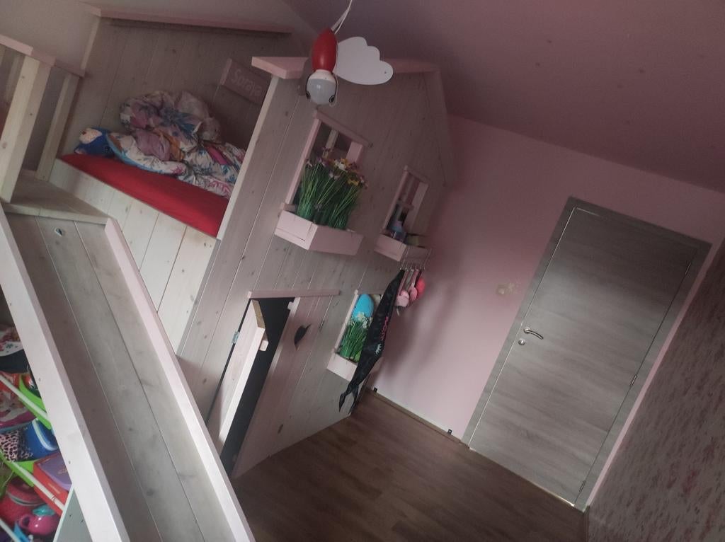 Bedhuisje met glijbaan en nog meer, Enlèvement