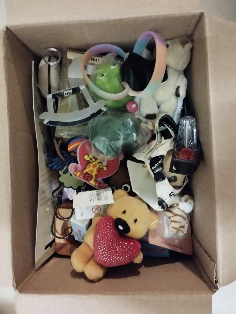 Een massa kinderspullen gelijk sleutel hanger en manetjes, Ophalen