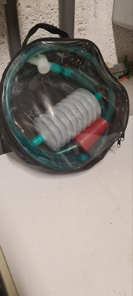 Pompe manuelle pour siphonner. NEUVE