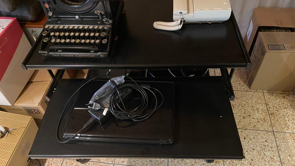 PC TAFEL ZWART METALEN, Ophalen, Gebruikt