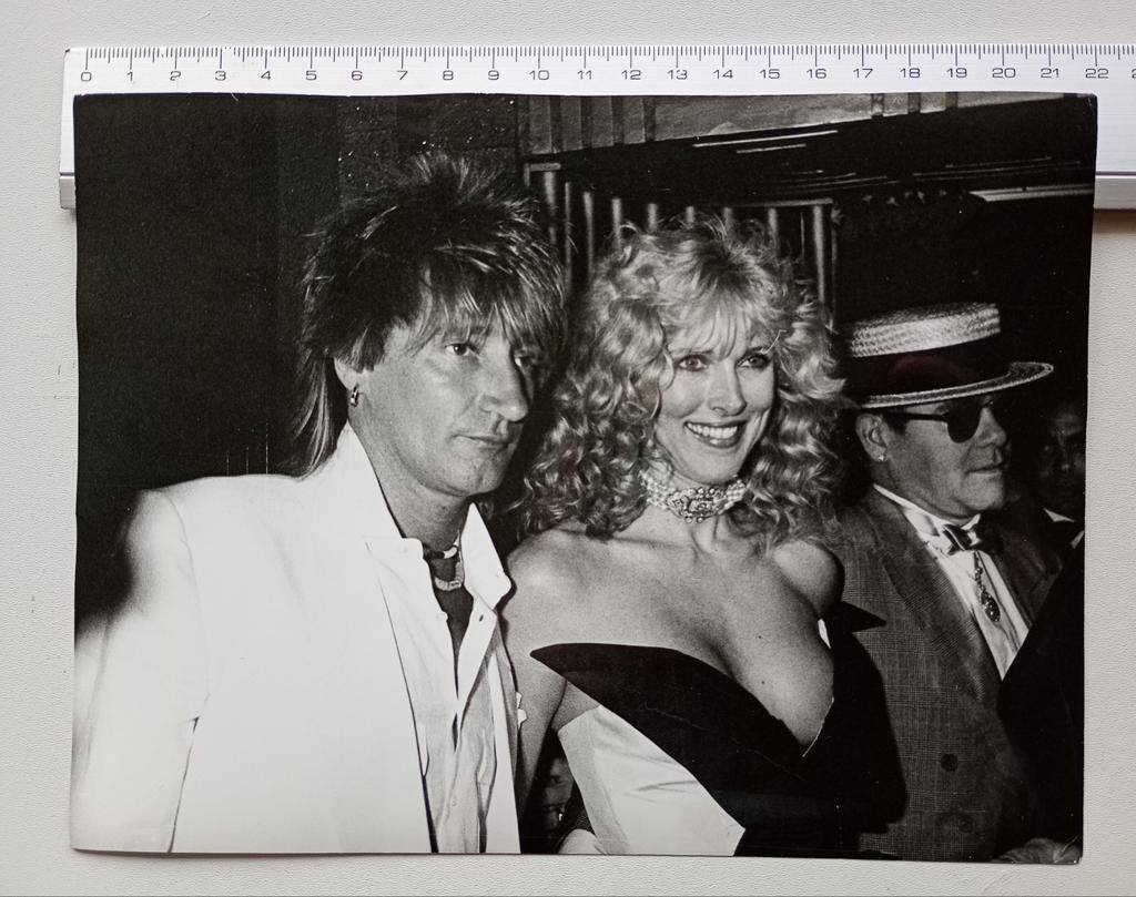 Originele foto's Rod Stewart ,toenmalige vrouw en Elton John, 1980 tot heden, Foto, Ophalen of Verzenden, Zo goed als nieuw