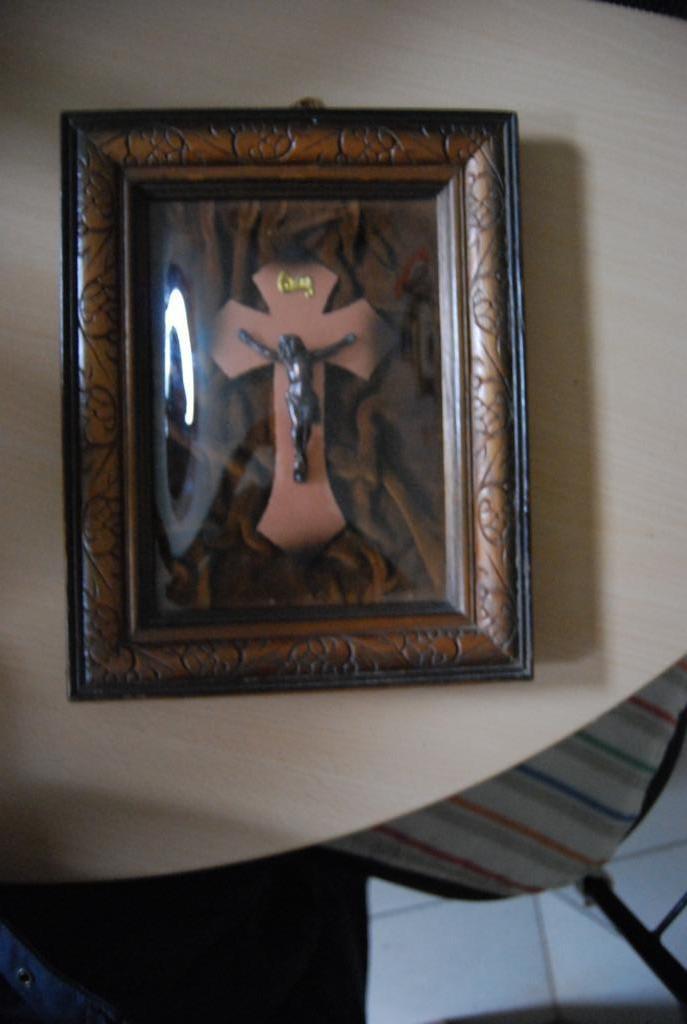 Christ sur la croix, verre bombé, Enlèvement ou Envoi