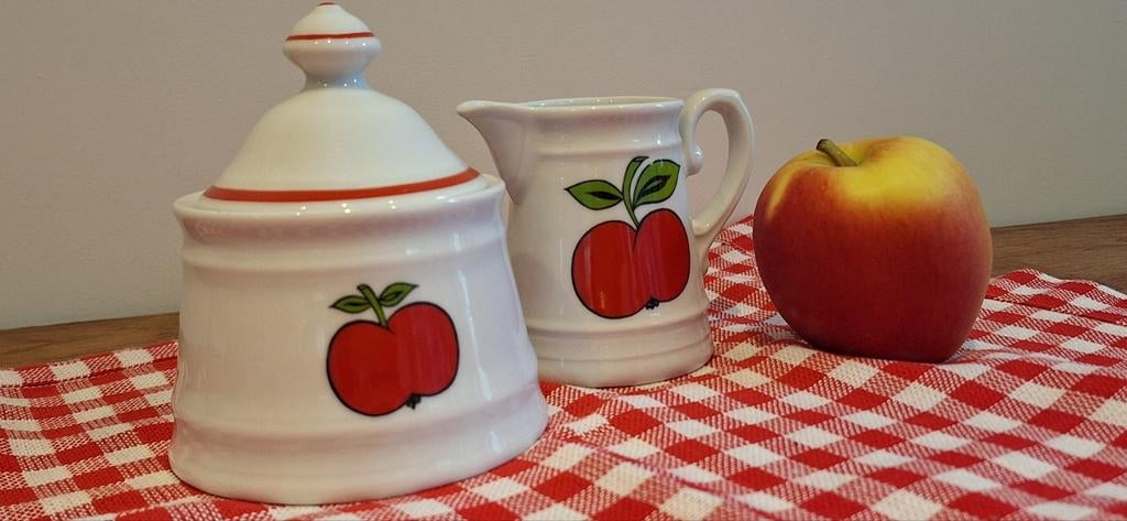 Suikerpot en melkkannetje rode appel, Gebruikt, Overige typen, Ophalen of Verzenden, Overige stijlen