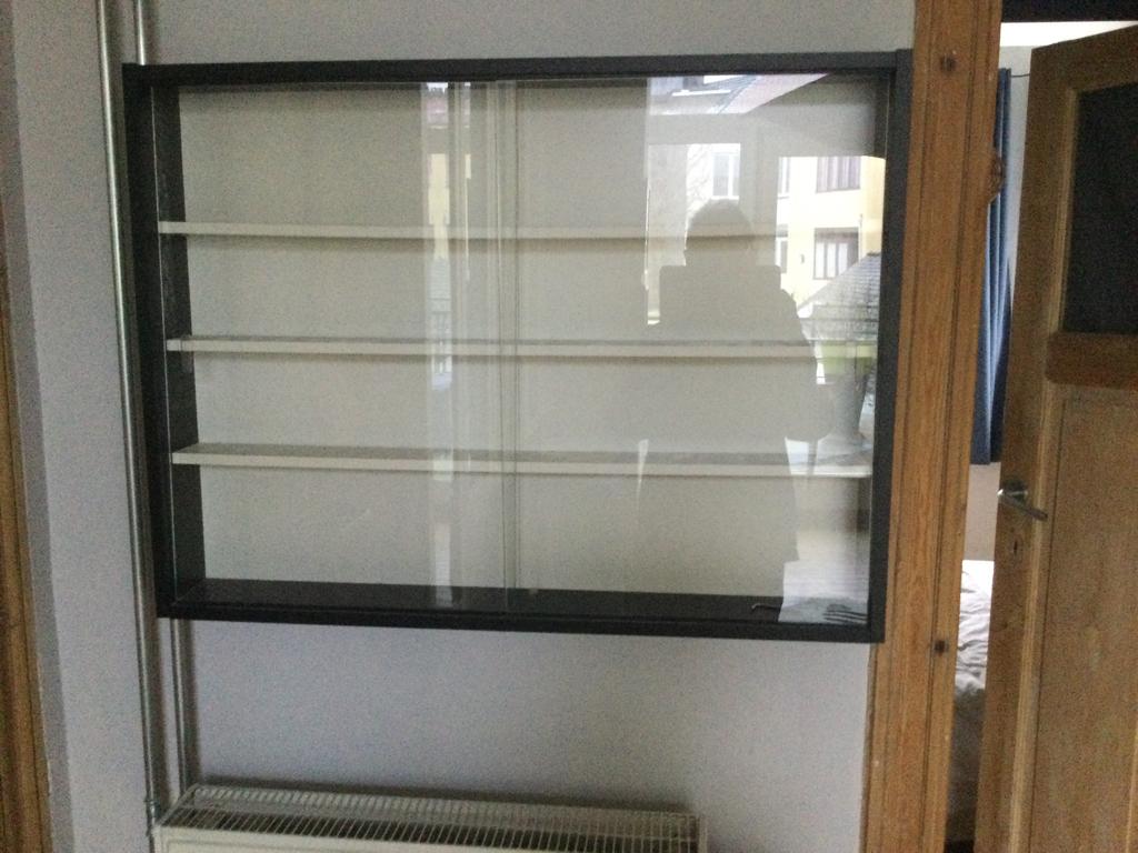Vitrine pour figurinne, Enlèvement