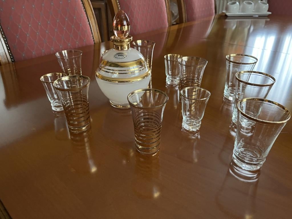CARAFE à liqueur rose et or + 12 verres  1950  ( art déco.), Enlèvement