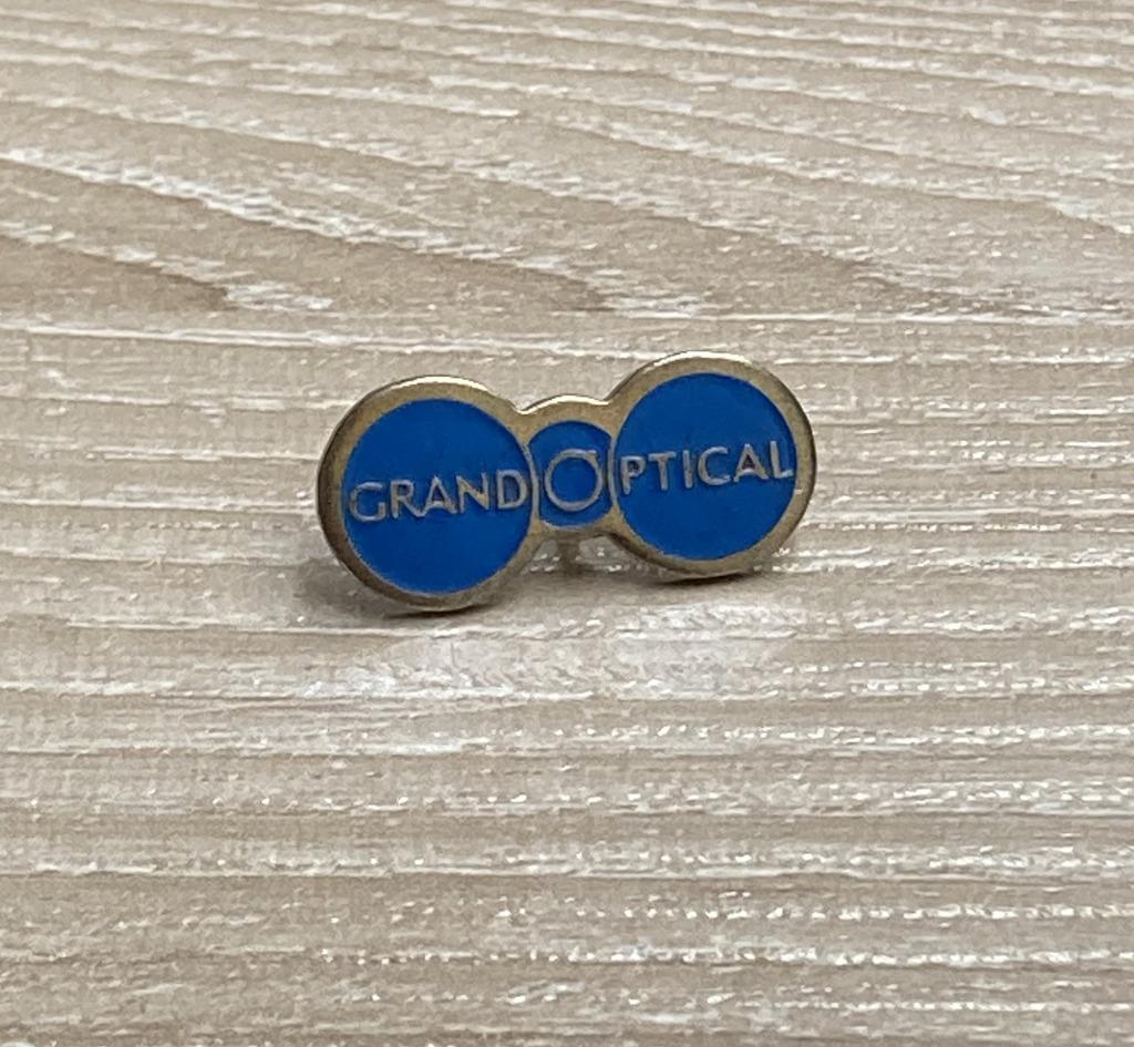 PIN - GRANDOPTICAL - OPTICIEN - BRIL, Envoi, Utilisé, Autres sujets/thèmes, Insigne ou Pin's