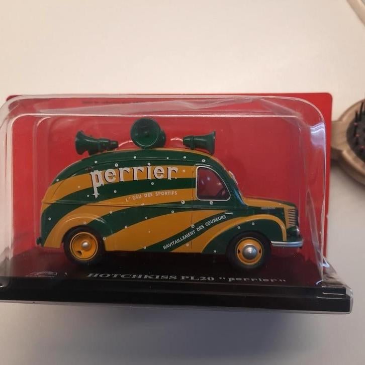 CAMION PUBLICITAIRE HOTCHKISS PL20 PERRIER *NEUF*SCELLE*, Hobby & Loisirs créatifs, Voitures miniatures | 1:43, Neuf, Bus ou Camion
