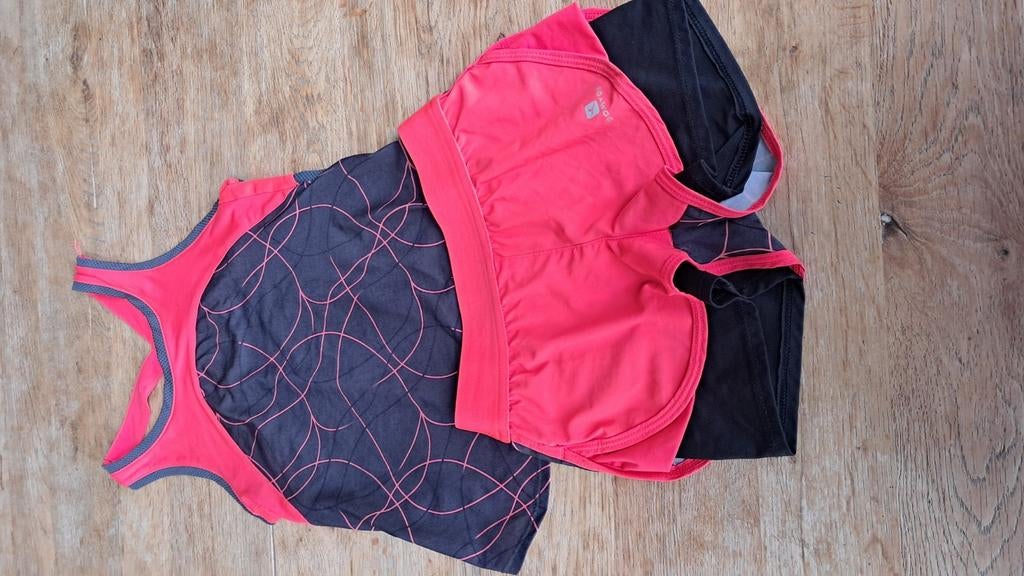 Belle tenue de sport taille 110/116, Sports & Fitness, Gymnastique, Plus petit que la taille enfant 122, Enlèvement ou Envoi, Comme neuf