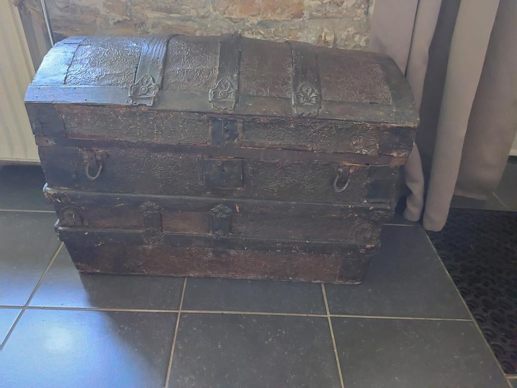 Oude houten en gehamerde metalen kist, Antiek en Kunst, Ophalen