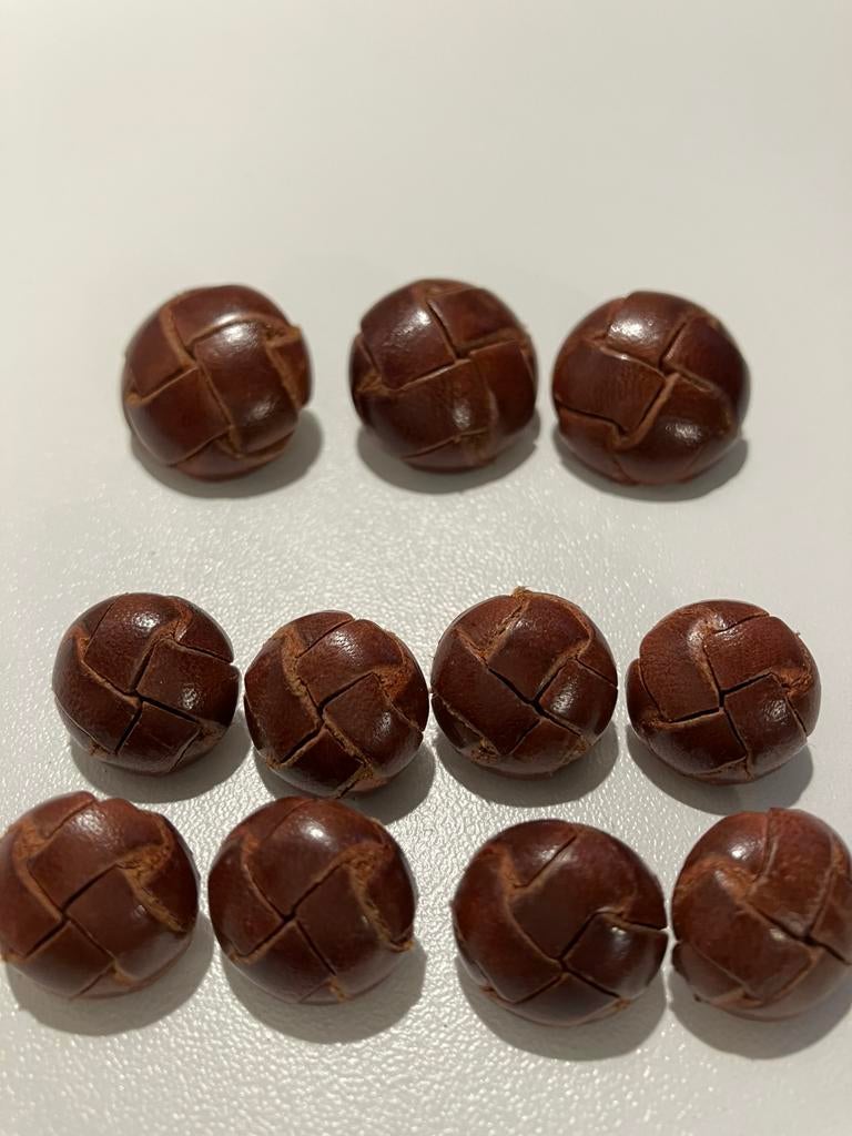 LEDEREN VOETBAL- knopen, 3 grote + 8 kleinere., Enlèvement ou Envoi