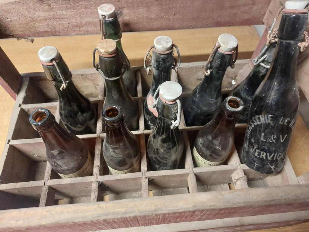 Bak met enkele flessen oud bier, Antiek en Kunst, Ophalen