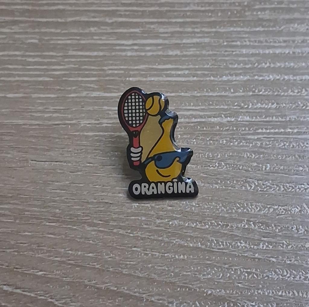 PIN - ORANGINA - LIMONADE - LEMONADE - TENNIS, Verzamelen, Verzenden, Gebruikt, Merk, Speldje of Pin