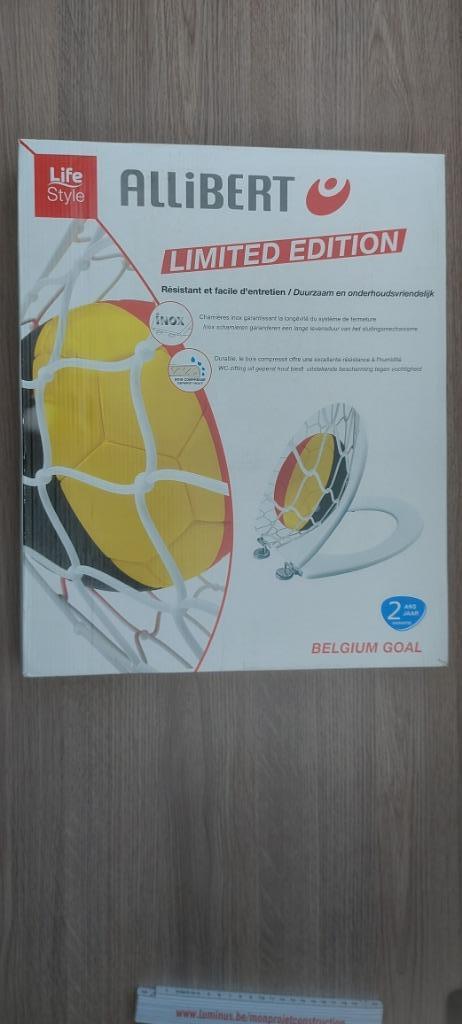 Degelijk witte Allibert WC-bril Limited Edition Belgium goal, Doe-het-zelf en Bouw, Sanitair, Nieuw, Toilet, Ophalen of Verzenden