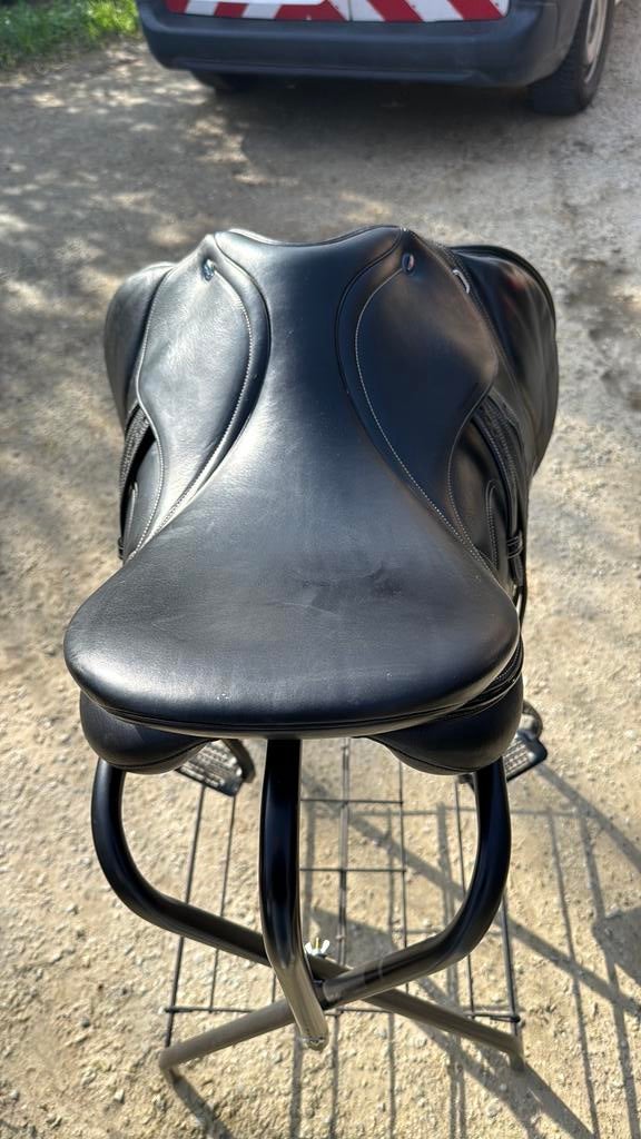 Ikonic light veelzijdigheidszadel 17,5 inch ALS NIEUW, Dieren en Toebehoren, Ophalen, Zo goed als nieuw