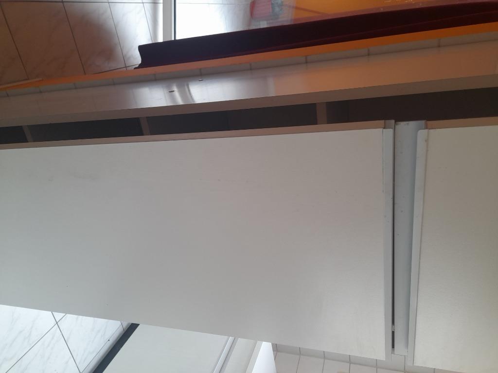 Kast wit, Enlèvement