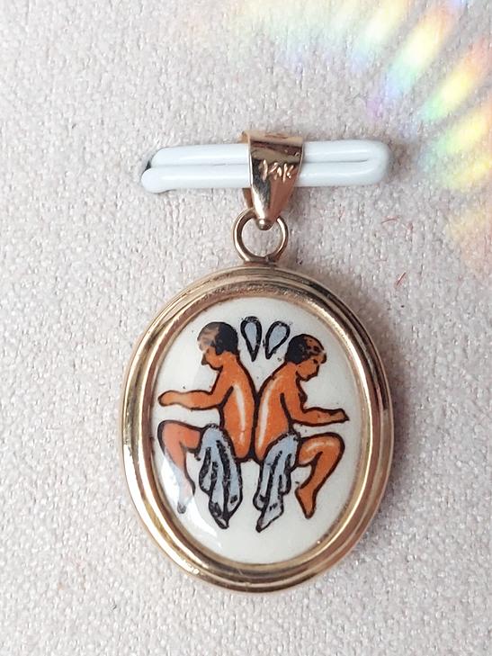 Vintage Hanger 14k Volgoud met Limoges - Zodiac: Tweelingen, Neuf, Enlèvement ou Envoi, Or, Or