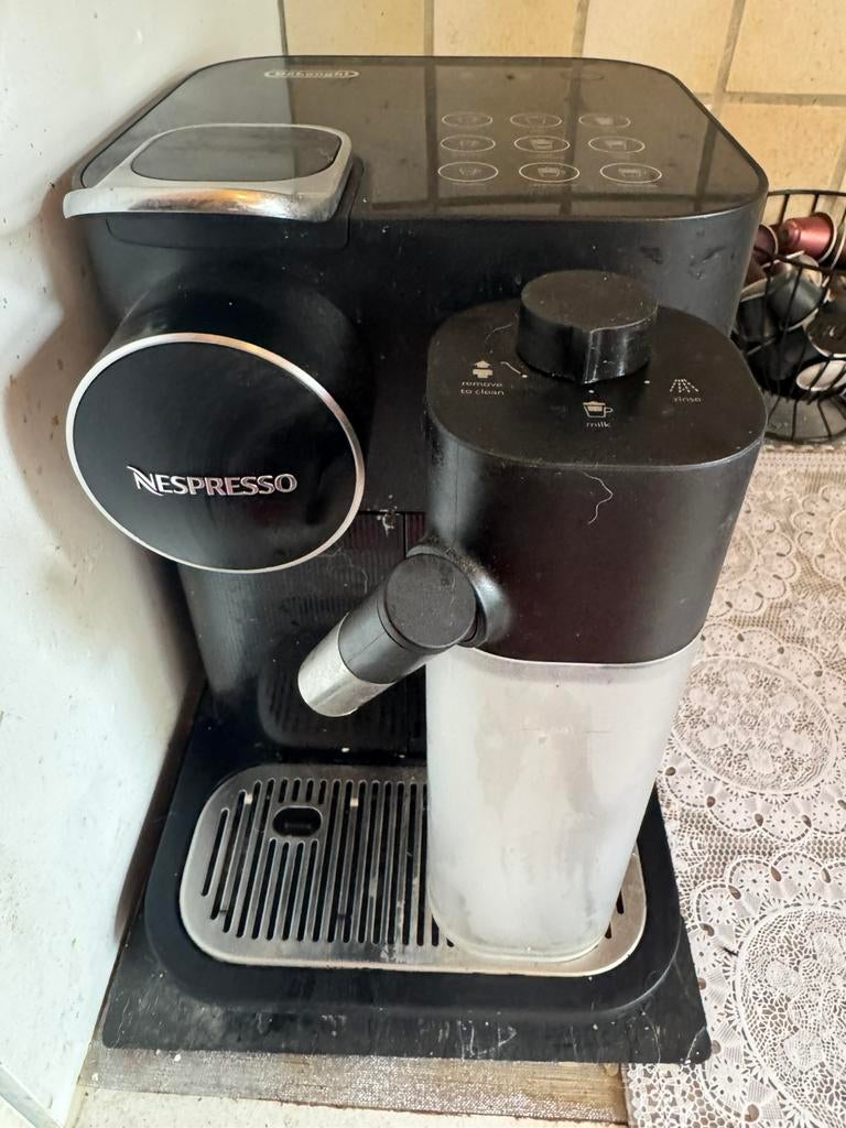 Nespresso gran lattissima zwart, Elektronische apparatuur, Ophalen, 10 kopjes of meer, Zo goed als nieuw, Combi
