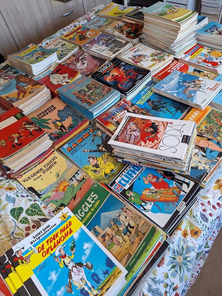 "VERKOCHT" Groot lot van 735 strips, Enlèvement ou Envoi