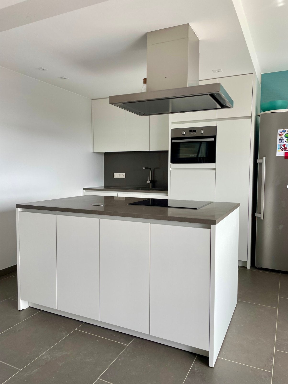 Designkeuken met eiland + composiet werkblad | Topstaat, Ophalen, Wit, Zo goed als nieuw, Greeploos