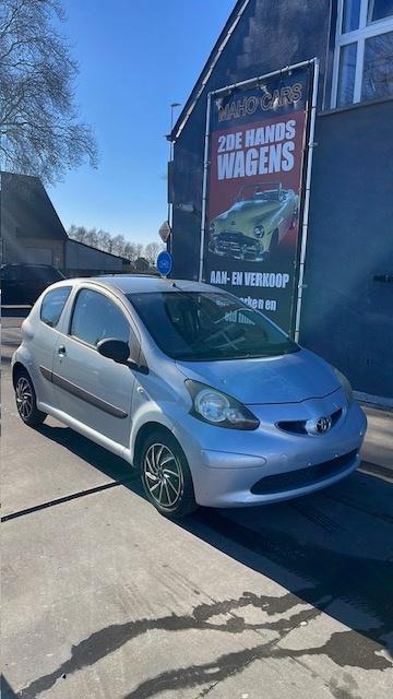 Toyota Aygo 1.0 Benzine Al Gekeurd Voor Verkoop Euro4, Autos, Toyota, Argent ou Gris, Achat, Entreprise, Berline