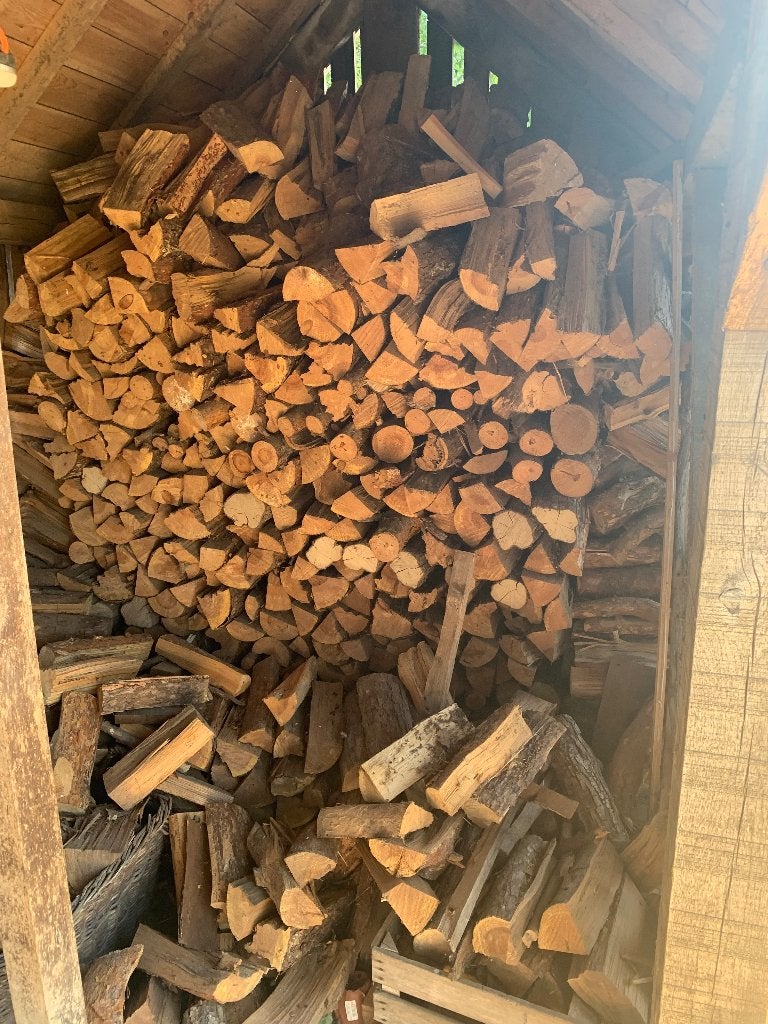 Partij kurkdroog gekliefd stookhout, 3 balken en houten kist, Tuin en Terras, Brandhout, 3 tot 6 m³, Ophalen, Overige houtsoorten