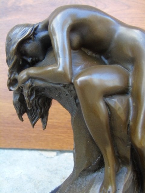 Naakte vrouw op een hoge bronzen rots gesigneerd, MILO, Antiek en Kunst, Ophalen of Verzenden, Brons