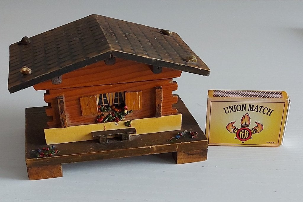 miniatuur Evolène (Zwitserland) huisje met muziek, Antiek en Kunst, Ophalen of Verzenden