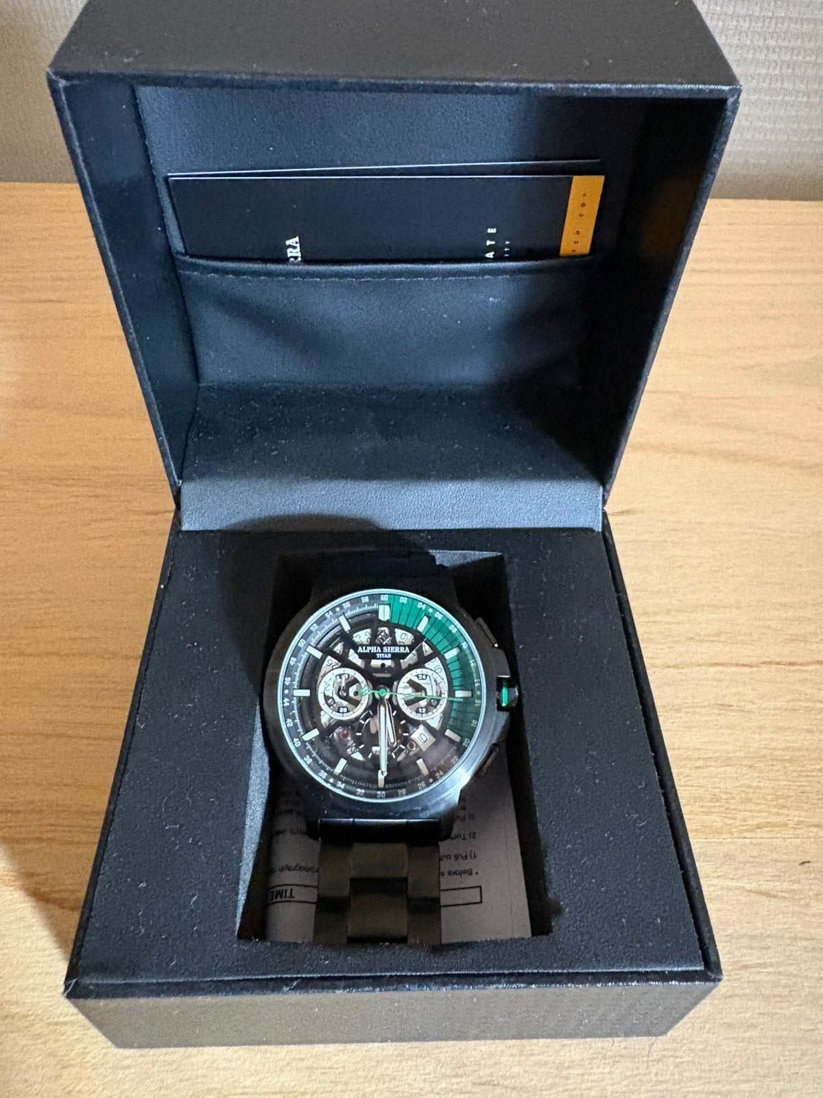 Alpha Sierra Titan BG01, Handtassen en Accessoires, Overige merken, Staal, Staal, Polshorloge