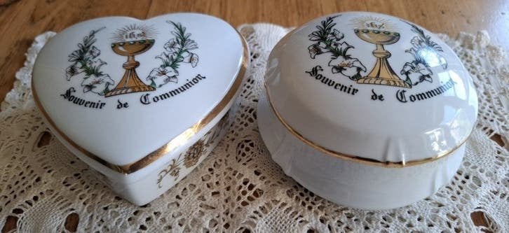 2 Franse porseleinen Communie dekseldoosjes, Ophalen of Verzenden