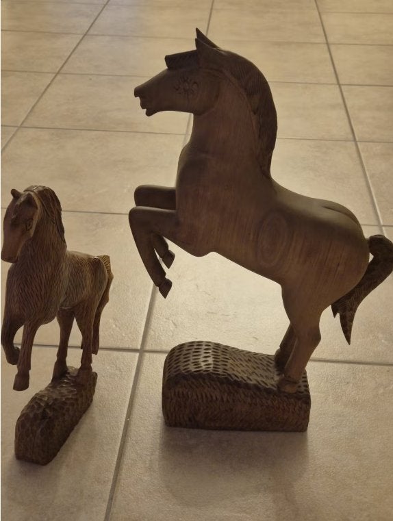 Statues de chevaux en bois sculptées à la main — lot de 2, Enlèvement, Sculpture sur bois, Brun, Mammifère