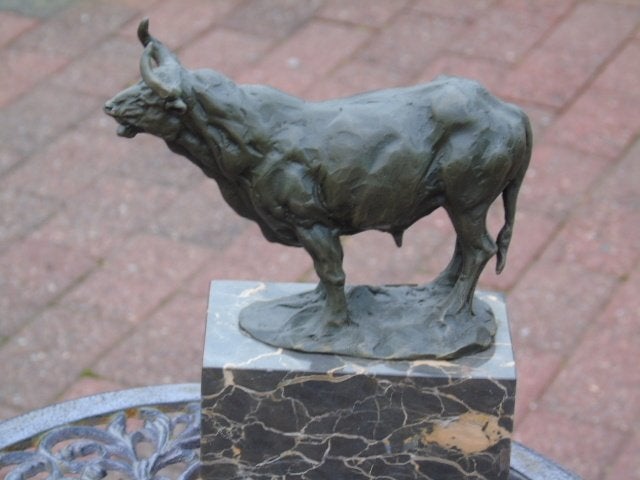 taureau en bronze sur marbre signé .MILO, Enlèvement ou Envoi, Bronze