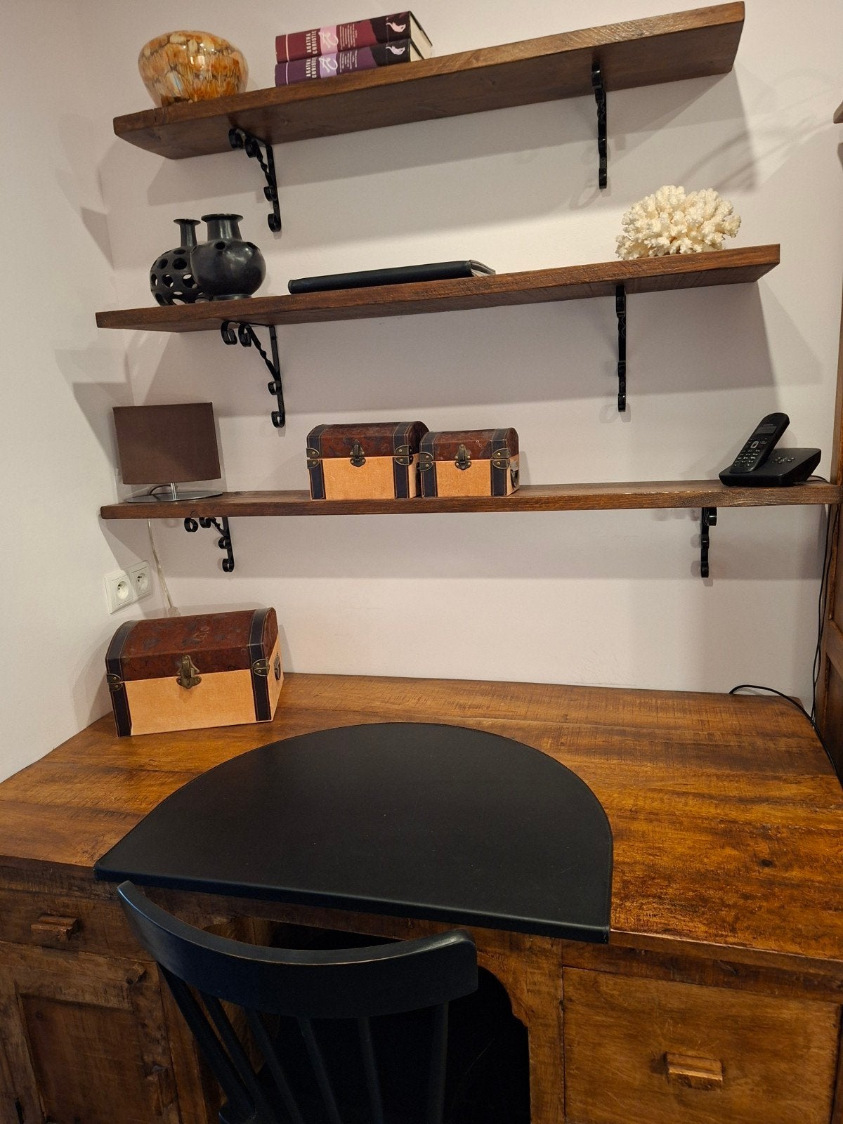 Bureau    met legplanken inbegrepen  vol hout, Ophalen