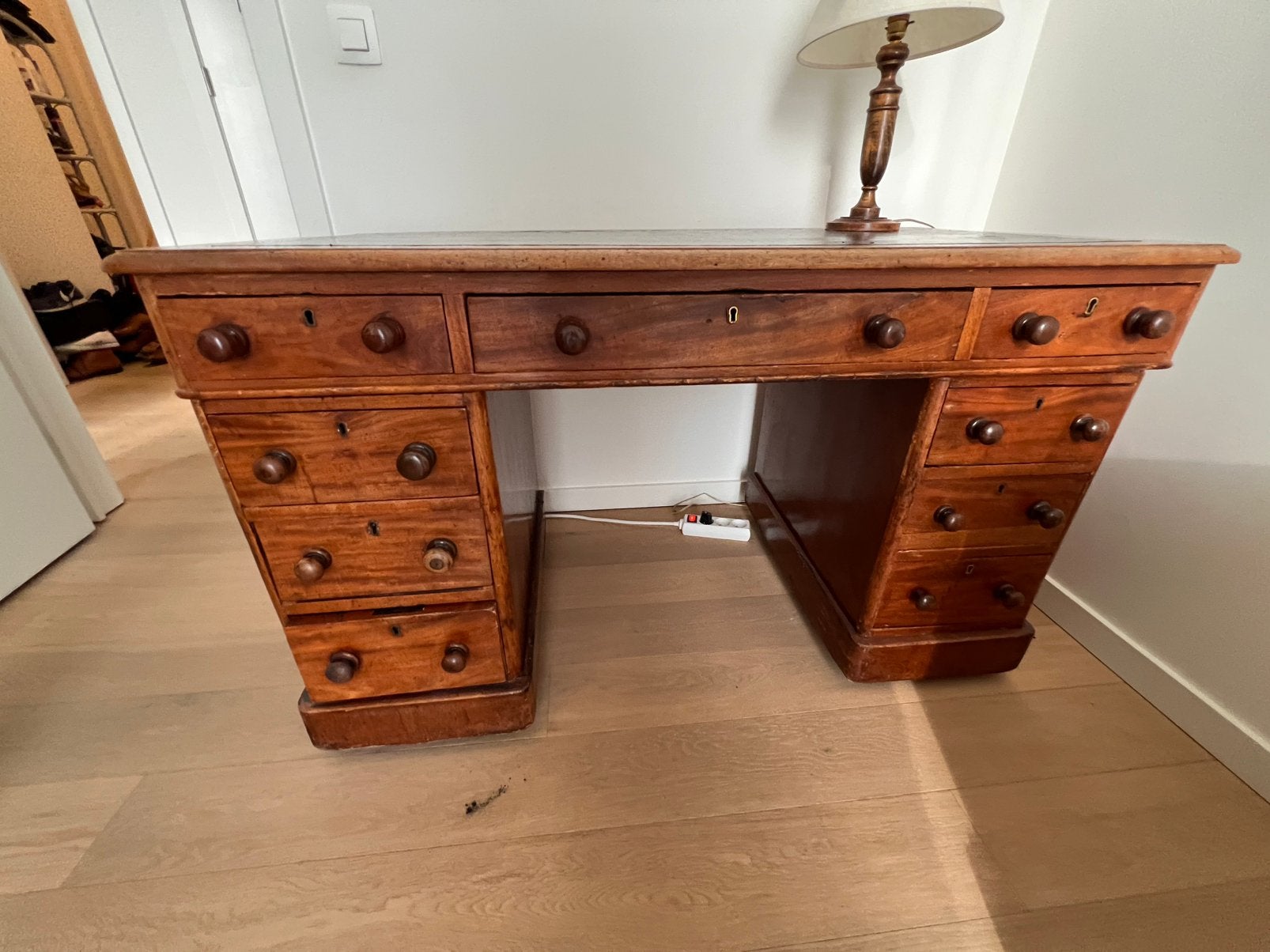 Bureau ancien en bois massif, Antiquités & Art, Enlèvement