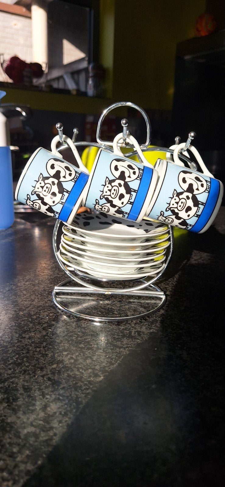set van 5 espresso tasjes + 6 bordjes koeienmotief, Huis en Inrichting, Met ophangsysteem, Zo goed als nieuw, Steen/keramiek, Ophalen