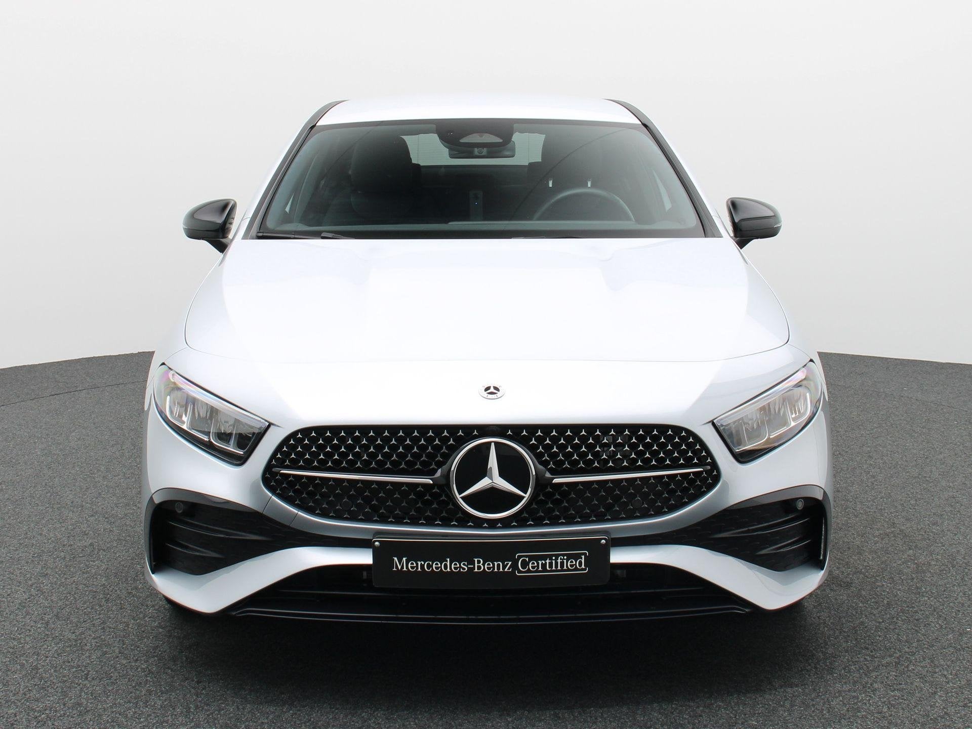 Mercedes-Benz A 250 e AMG Line BERLINE + NIGHTPAKKET + TREKH, Auto's, Mercedes-Benz, Stof, Gebruikt, Zwart, 4 cilinders