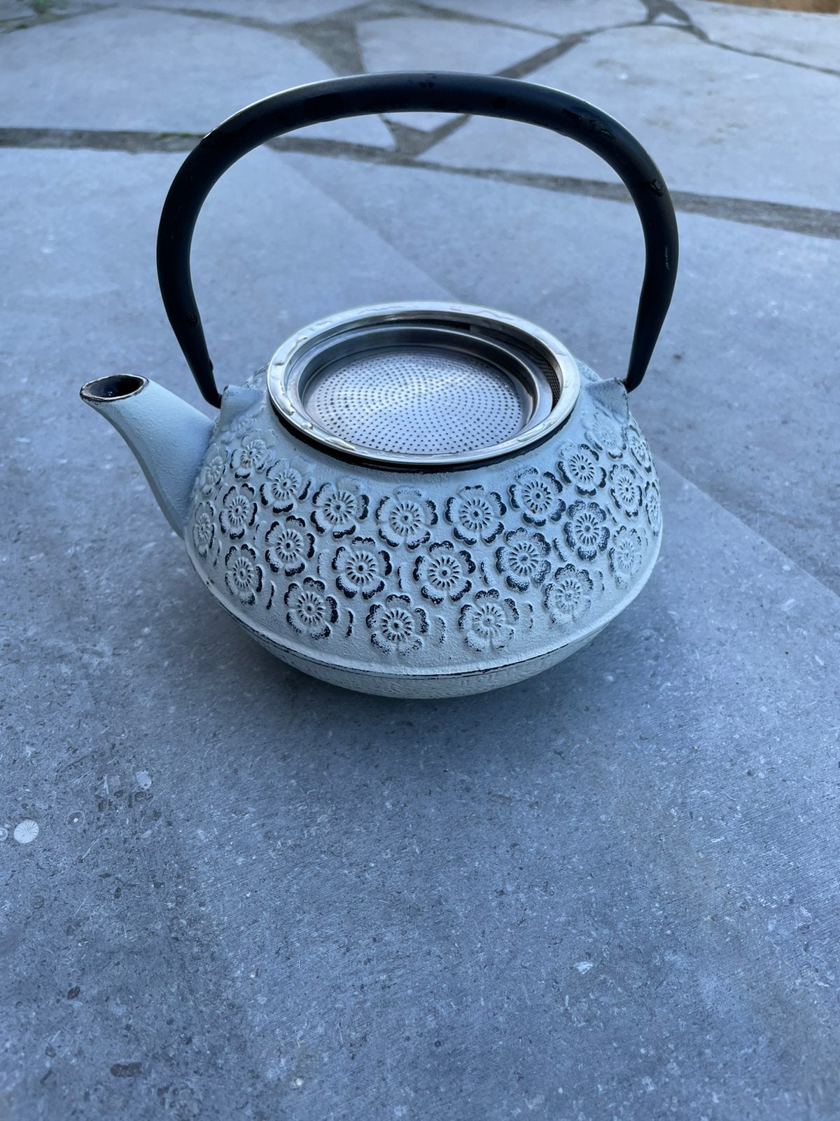 Théière blanche et noir fleur, Envoi