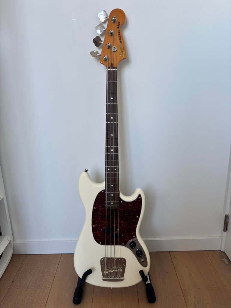 Squier Mustang Bass (+ mono hoes & standaard), Muziek en Instrumenten, Ophalen, Zo goed als nieuw