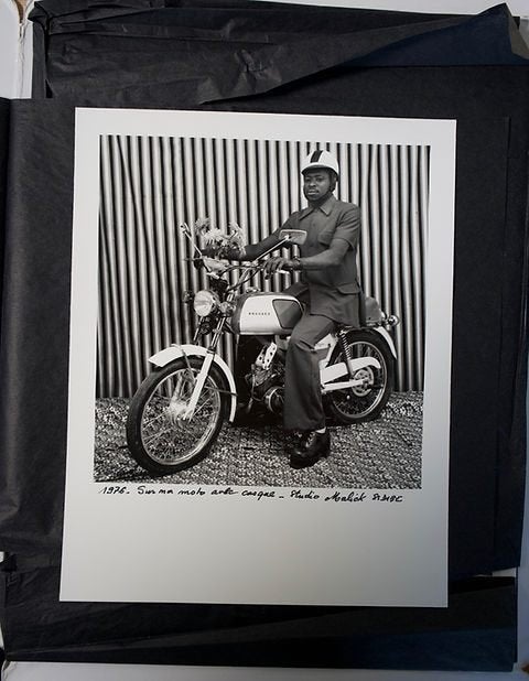 Tirage Argentique Authentique – Malick Sidibé, Antiquités & Art, Art | Dessins & Photographie, Enlèvement ou Envoi, Photo, Photographie