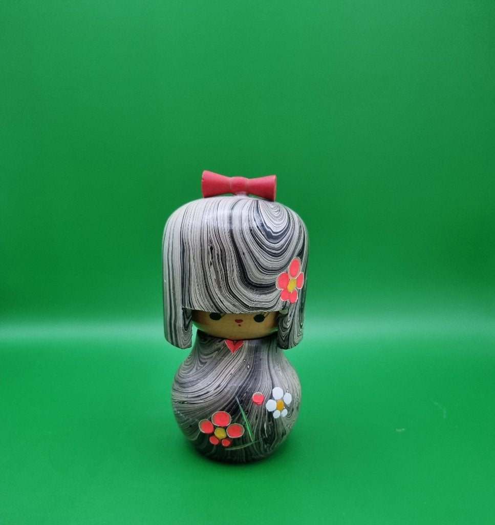 Magnifique Chan Kokeshi en marbre de Kenji Koyano, 11 cm, Enlèvement ou Envoi, Japon, Bois