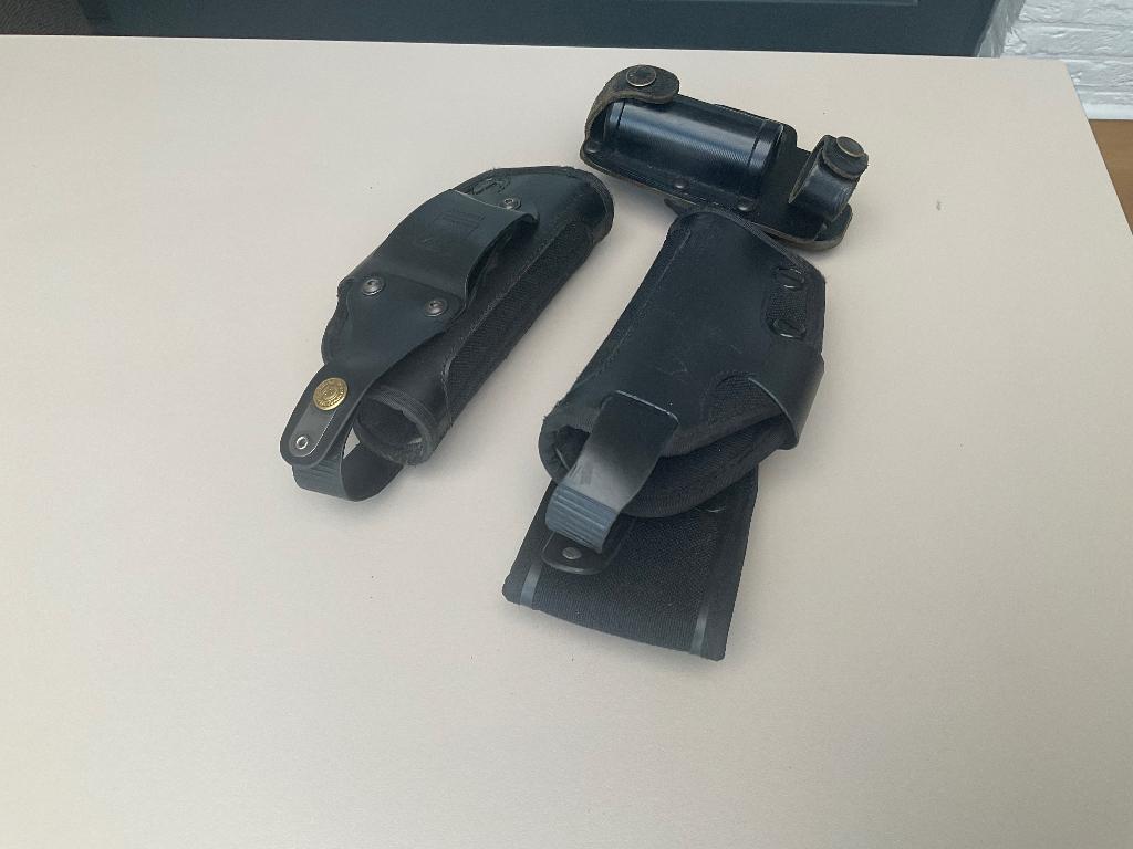 2 holsters voor handvuurwapen en 1 sprayholster, Ophalen