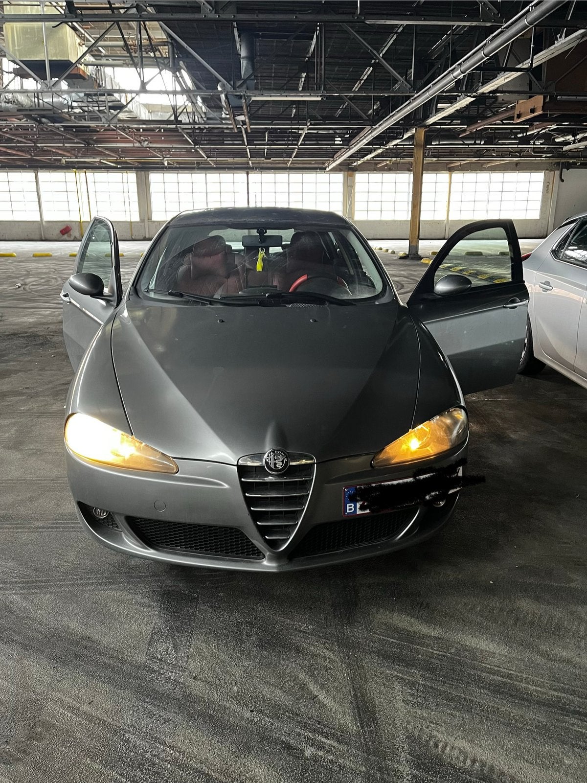 Alfa Romeo 147 in goede staat, Autos, Argent ou Gris, Achat, Boîte manuelle, Noir